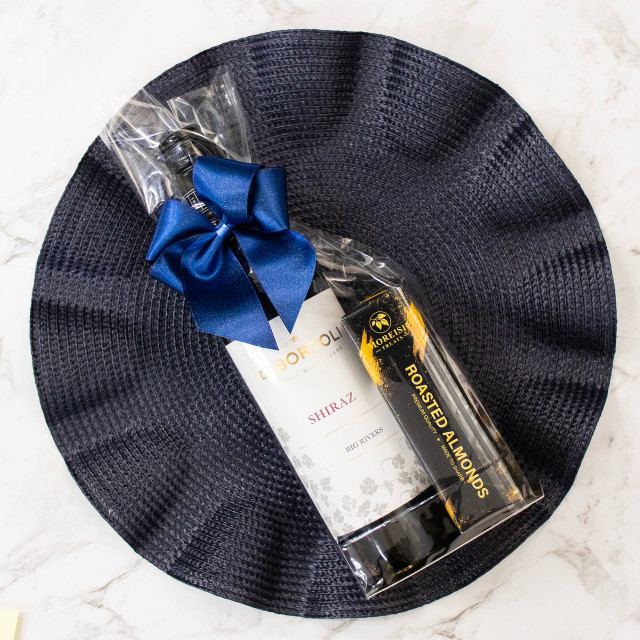 De Bortoli Big Rivers Shiraz & Almonds Gift