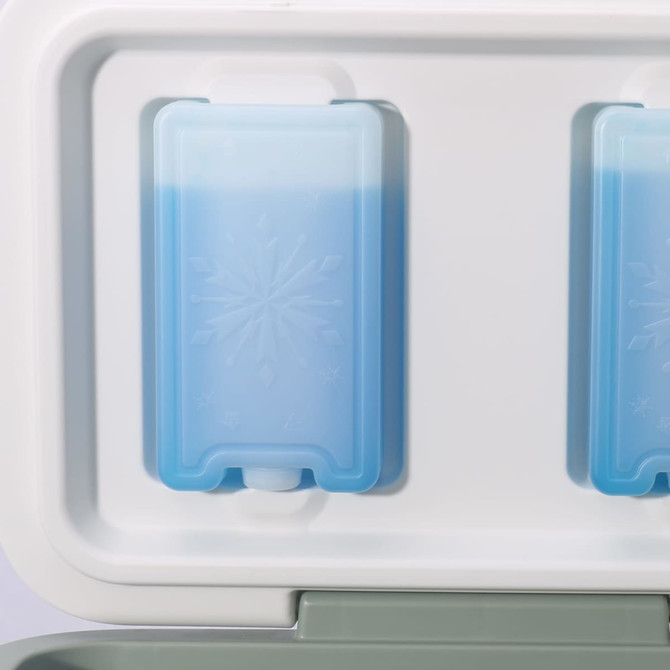 A 22L cooler box featuring blue ice packs inside a light grey container, with a white lid. It has a branding logo. A 22L cooler box featuring blue ice packs inside a light grey container, with a white lid. It has a branding logo.