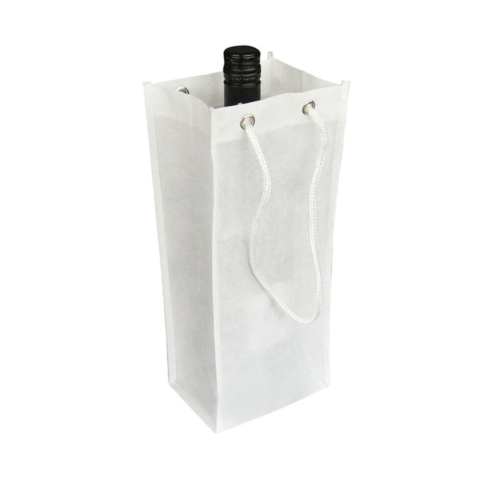 A drink bottle in a white non-woven single bottle bag with a rope handle. The bag features a logo.