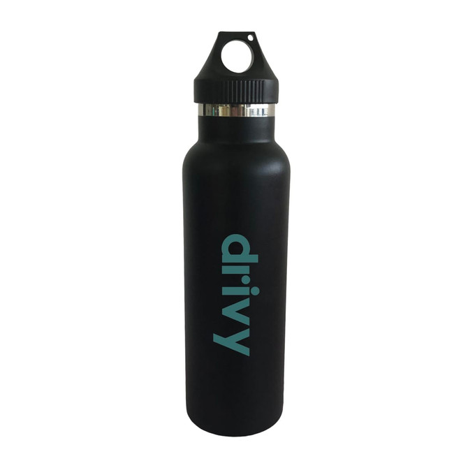 A drink bottle in matte black with a stainless steel band and a PP lid, featuring a logo. Capacity of 600ml.