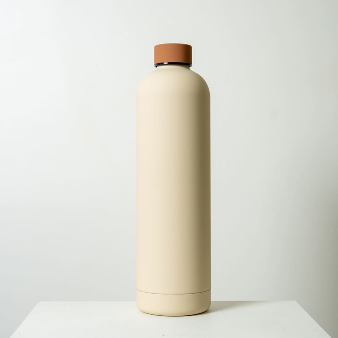 A drink bottle in a cream colour with a brown lid, featuring a minimalist design and a small logo.