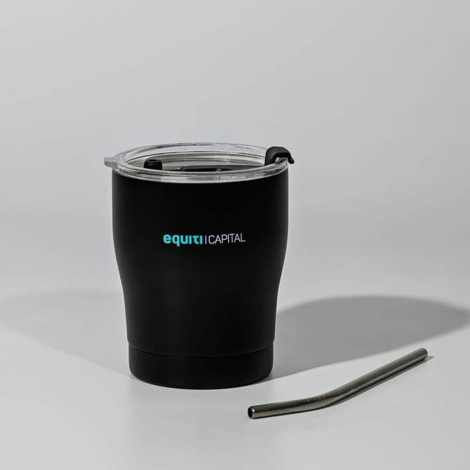 A drink bottle in black with a clear lid and a stainless steel straw next to it. It features a logo. A drink bottle in black with a clear lid and a stainless steel straw next to it. It features a logo.
