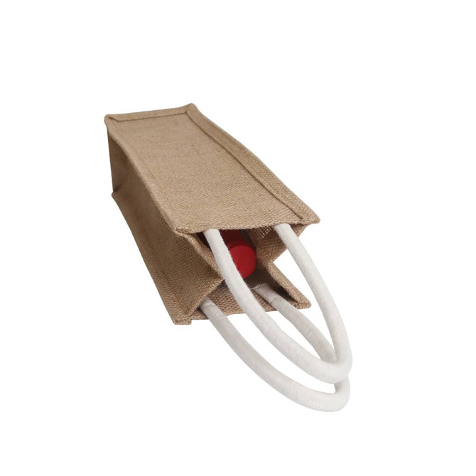 A jute wine carrier in beige with white rope handles, designed to hold a drink bottle securely. A jute wine carrier in beige with white rope handles, designed to hold a drink bottle securely.
