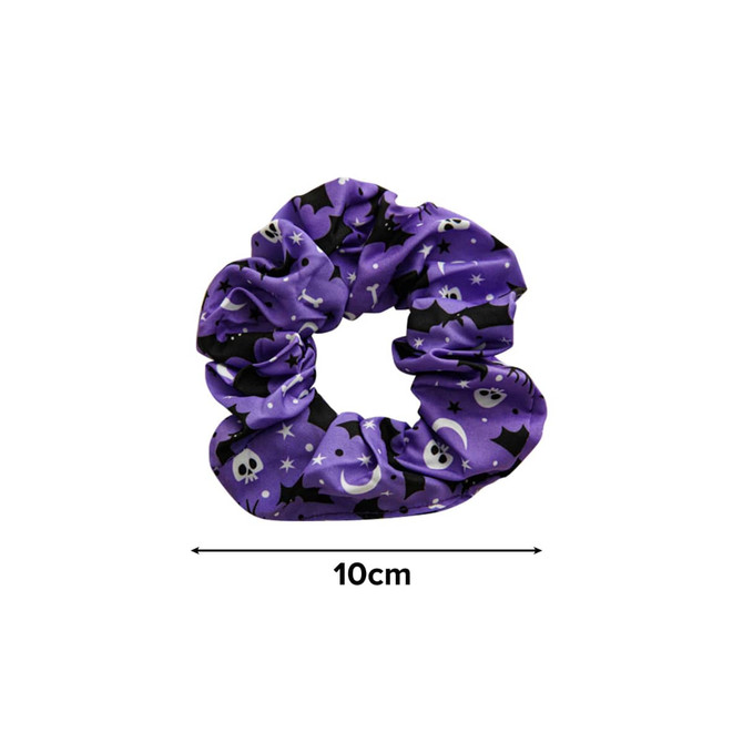 A purple hair scrunchie featuring a skull and star pattern, measuring 10 cm in diameter. It has a logo on the fabric.