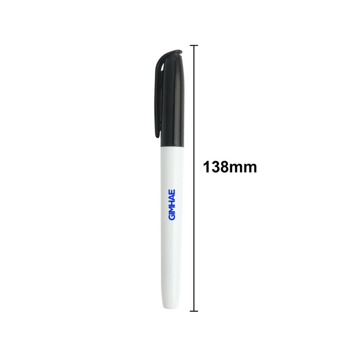 A marker pen with a white barrel and black cap, featuring a logo on the side, measuring 138mm in length.