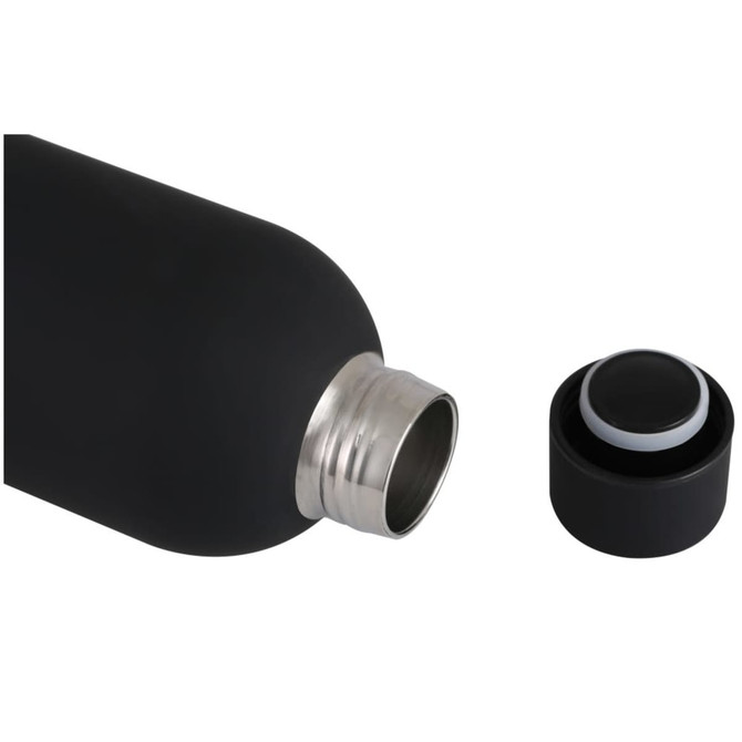 A drink bottle in matte black with a metallic opening and a removable black lid. It features a logo.