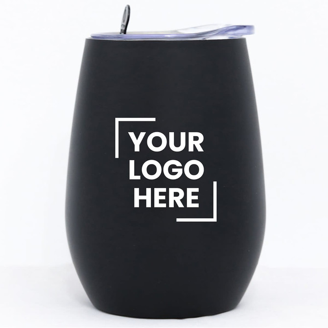 A drink cup in matte black with a clear lid and a branding area. Suitable for various beverages.