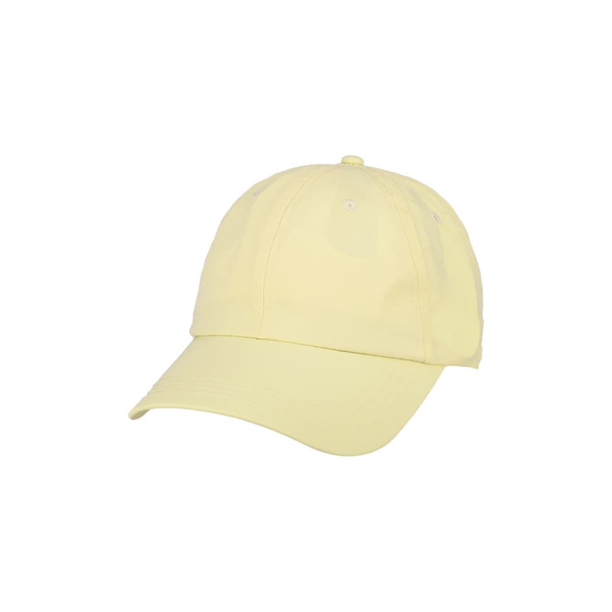A lightweight cap in a soft yellow colour featuring a curved brim and a logo on the front.