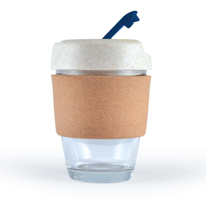 A reusable coffee cup in transparent glass with a cork band and a white lid featuring a blue straw.