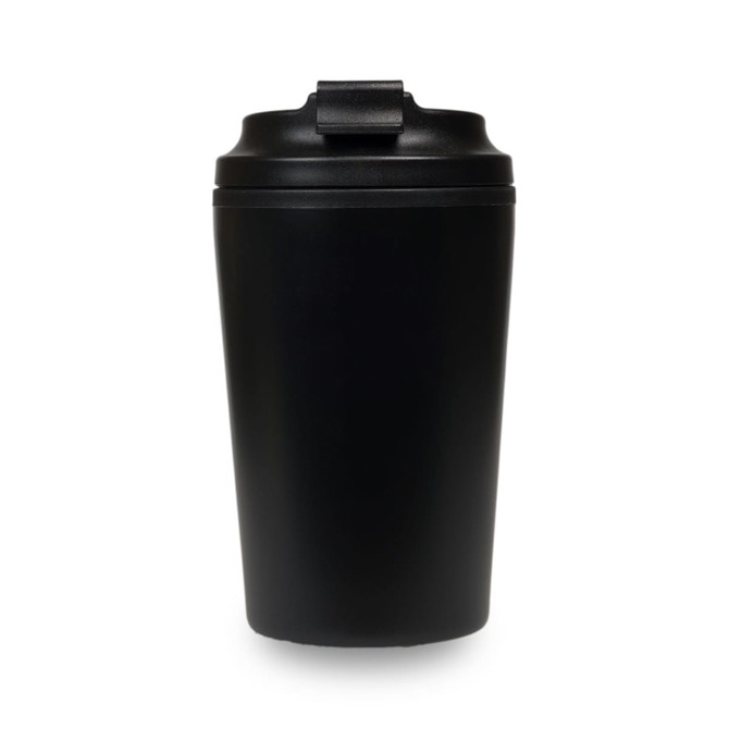 A reusable coffee cup in matte black with a secure lid and a single logo. Ideal for hot beverages.