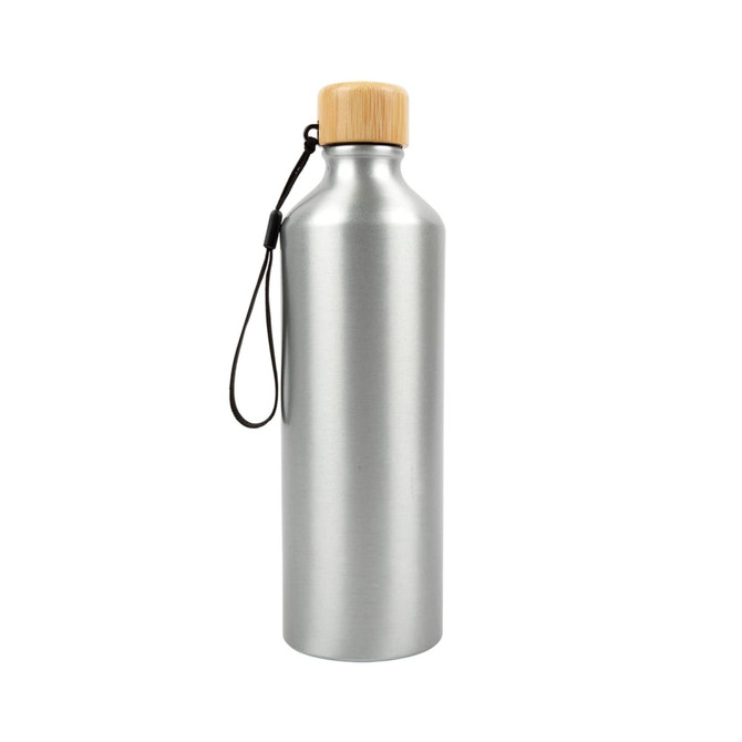 A drink bottle in silver aluminum with a bamboo lid and a black strap, featuring a logo.