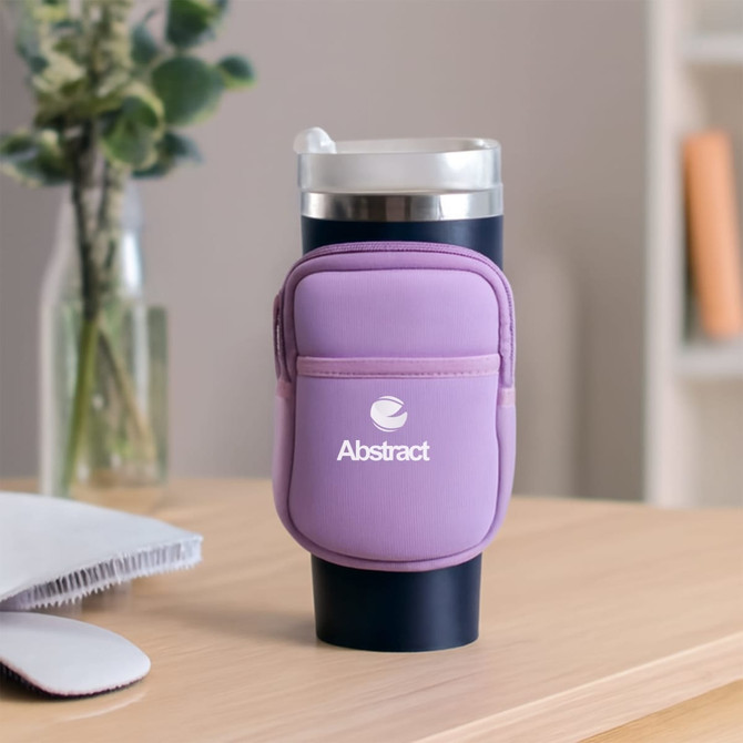 A drink bottle pouch in lilac, designed for a dark blue Stanley bottle, featuring a logo on the front.