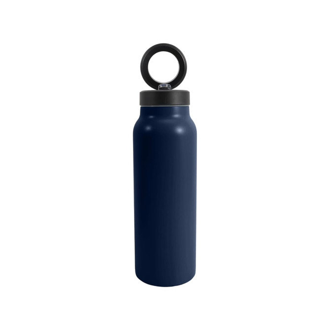 A drink bottle in navy blue, featuring a black lid and a magnetic phone holder. It has a logo on the bottle.