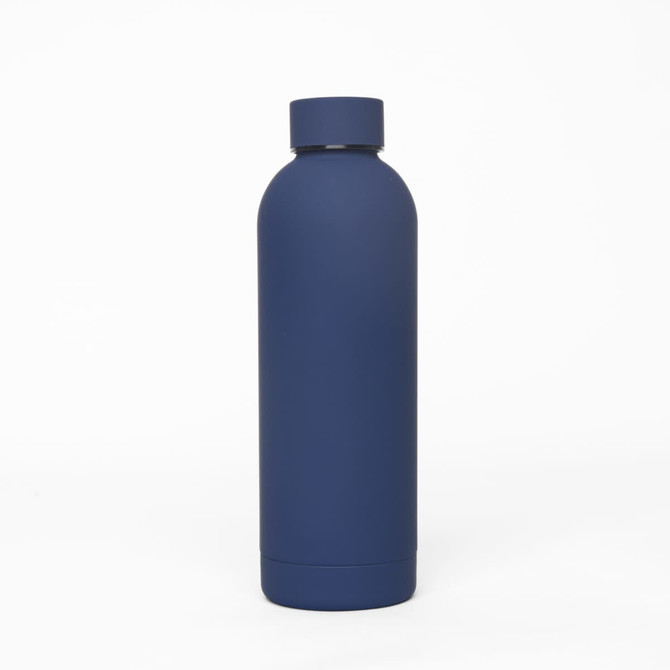 A drink bottle in navy blue with a smooth, matte finish and a round cap, featuring a logo.