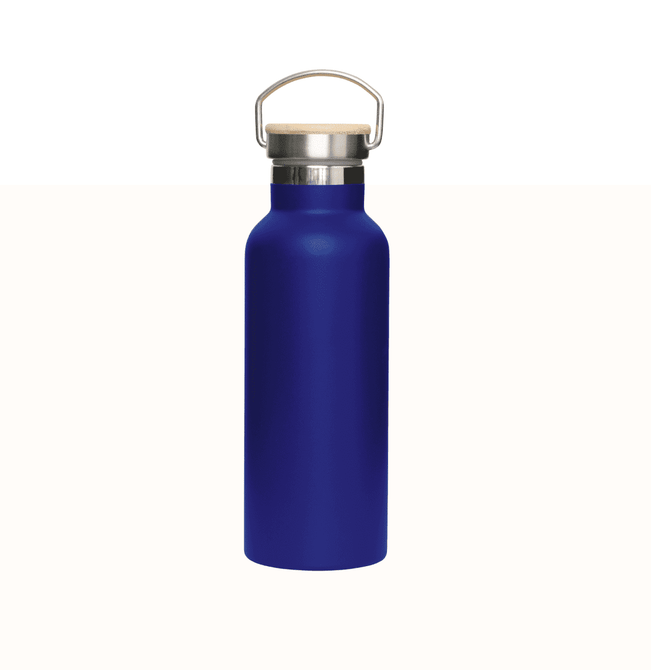 A drink bottle in vibrant blue with a stainless steel base and a bamboo lid, featuring a metallic handle.