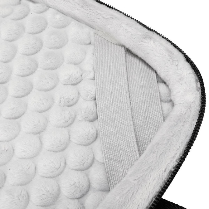 A close-up of the interior padding of a Swissdigital Bolligen 14'' Laptop Sleeve, featuring soft, plush white material.