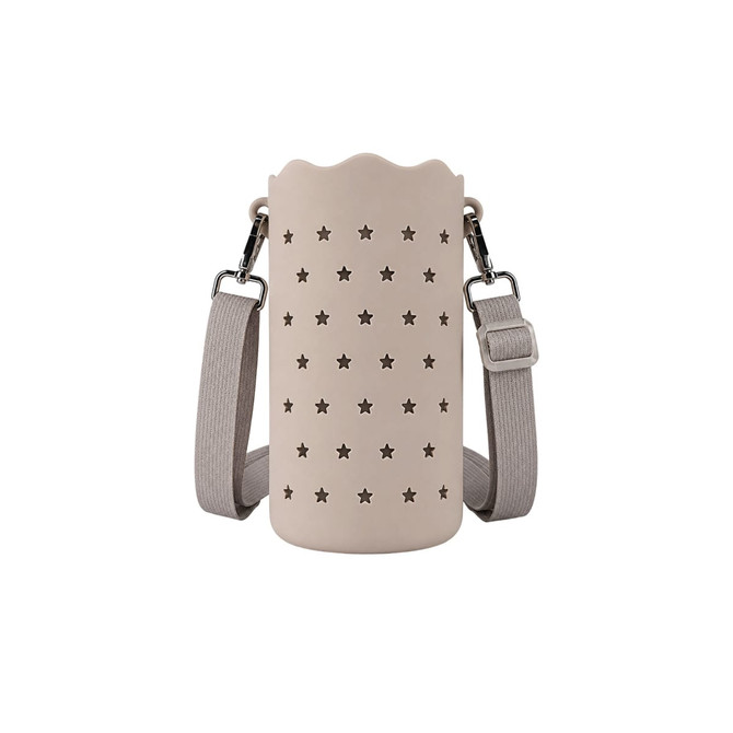 A drink bottle bag in light beige with star cut-outs, featuring a shoulder strap and a simple logo.