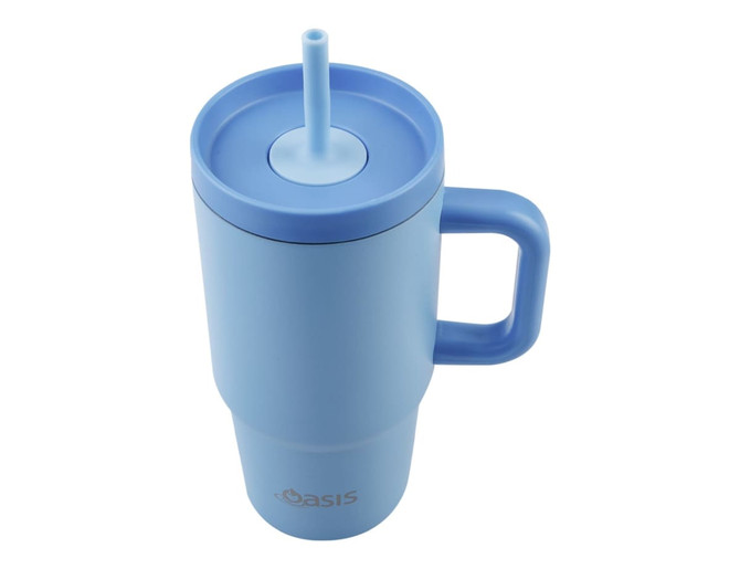 A drink bottle in light blue with a lid and straw, featuring a handle and a logo.
