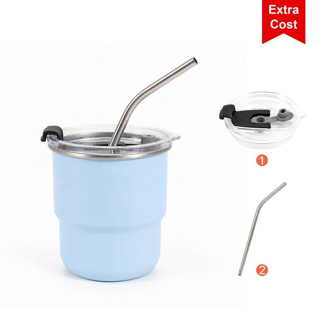 A camping mug in light blue with a stainless steel straw and a lid featuring a straw opening. Includes a logo.