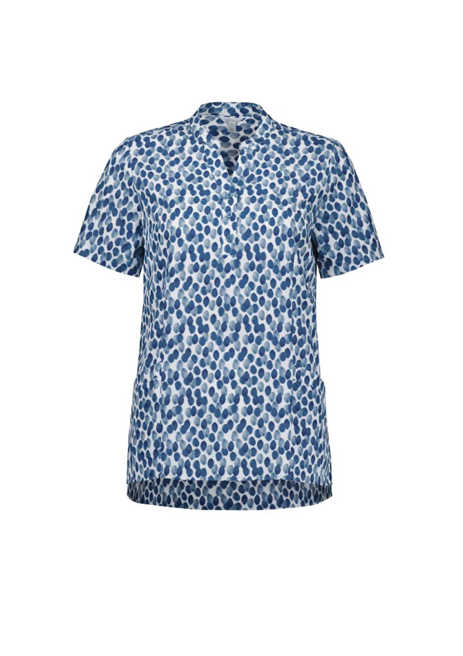 A short-sleeved tunic in a blue and white stardust print, featuring a collar and side pockets. It has a logo.