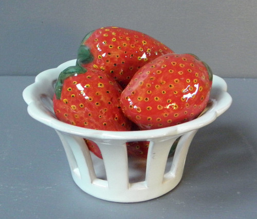 Basket with 4 Strawberries - Faïencerie d’Art de Malicorne Pottery 