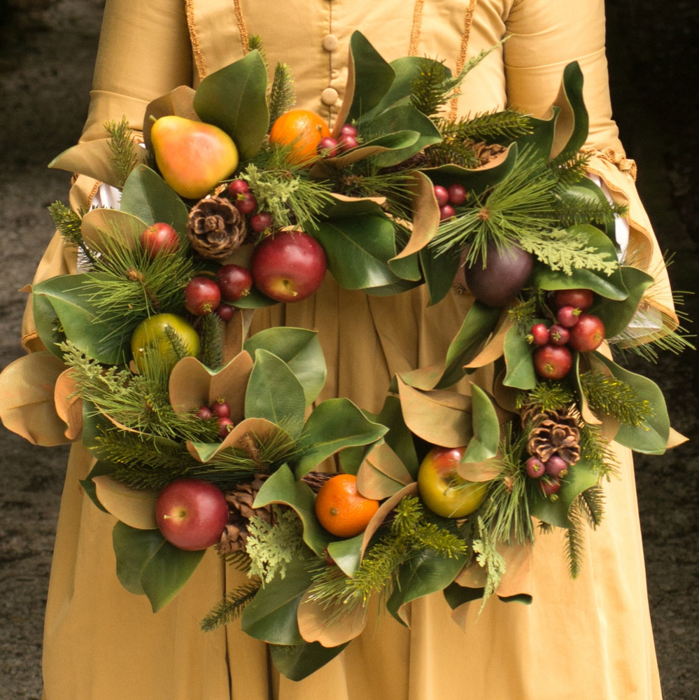 Williamsburg Magnolia Pinecone & Fruit Wreath - Thumbnail 2