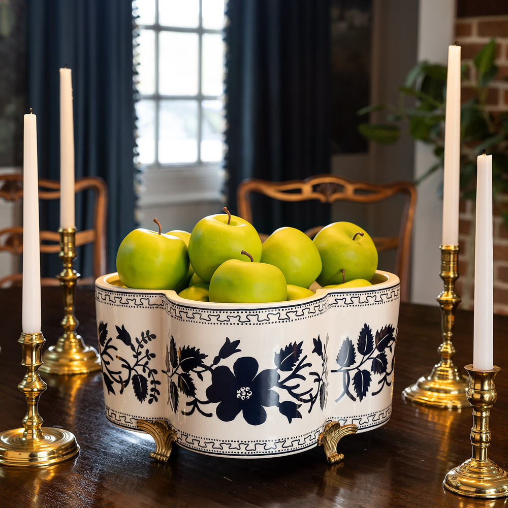 WILLIAMSBURG Breckenridge Quatrefoil Planter by Port 68