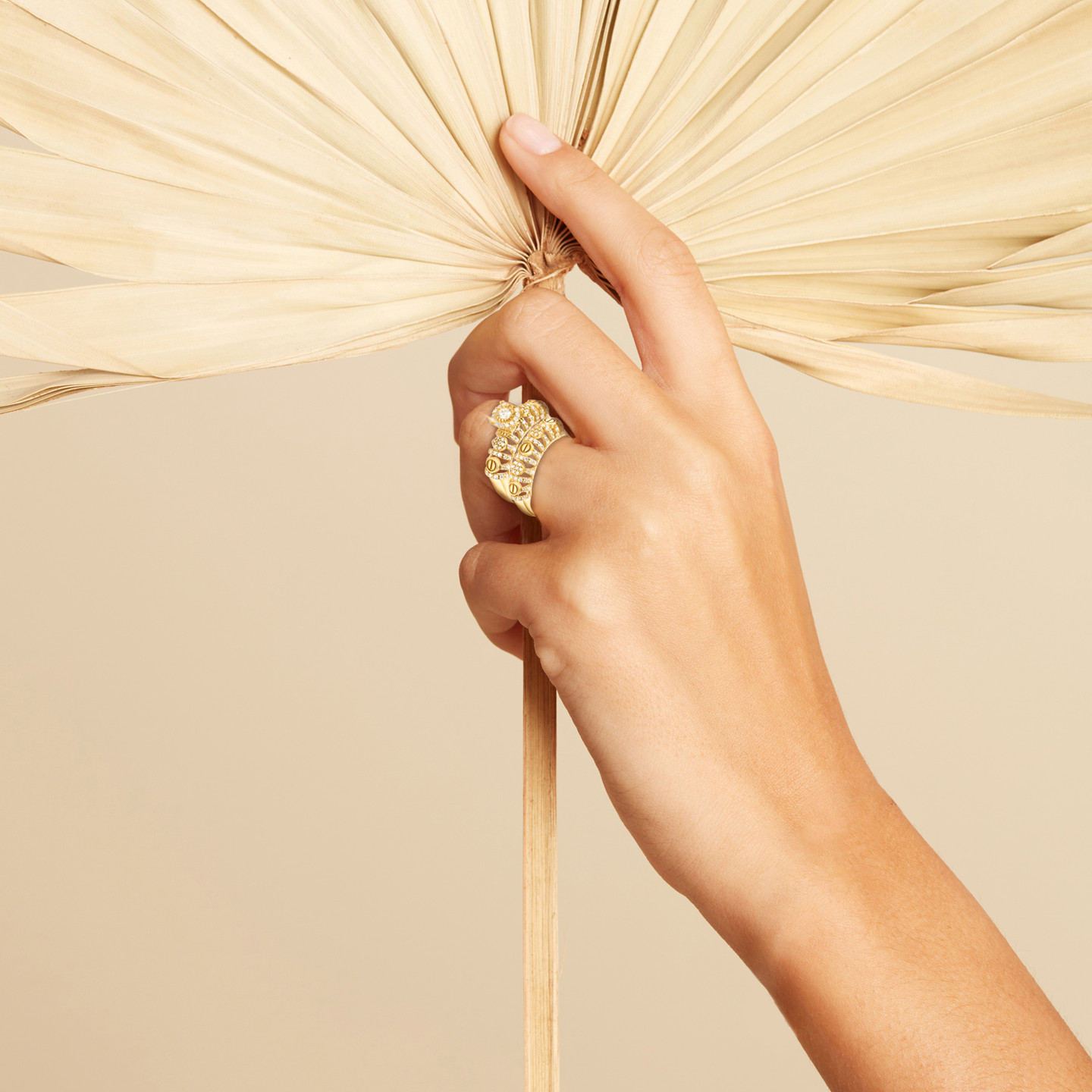 خاتم توينز ذهب مزخرف عيار 18 قيراط مزين بأحجار الزركون - 4 خاتم توينز ذهب مزخرف عيار 18 قيراط مزين بأحجار الزركون - 4