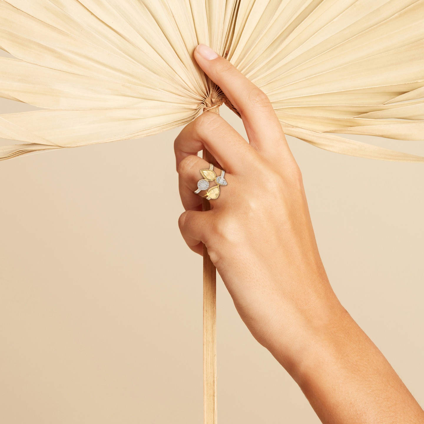 خاتم ذهب شكل قطرة عيار 18 قيراط مزين بأحجار الزركون - 4 خاتم ذهب شكل قطرة عيار 18 قيراط مزين بأحجار الزركون - 4