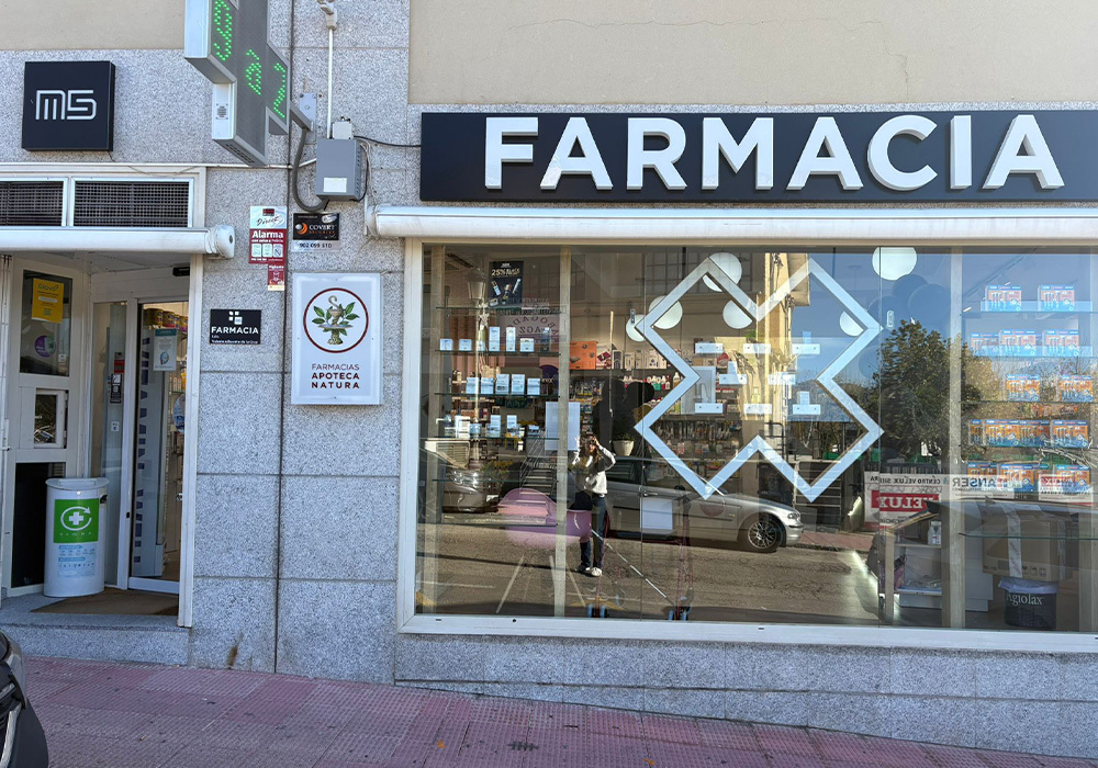 Fachada de la Farmacia M5 en Alpedrete, Madrid