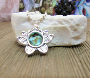 LOTUS PENDANT GARNET