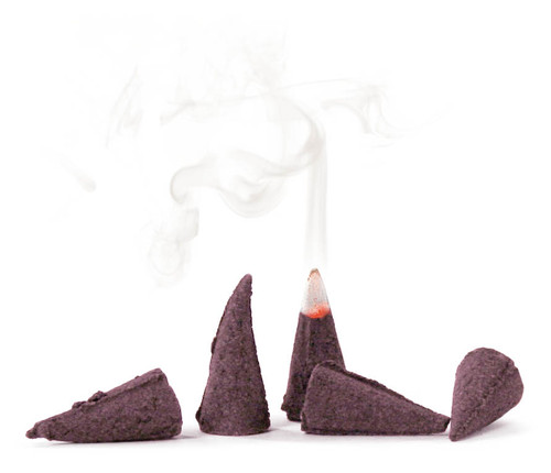 5 burning Honey-Gingerbread fragrance Original Erzgebirgische KNOX Incense Cones 146/0026. Handmade in the Seiffen, Germany for authentic Christmas Smokers. 5 burning Honey-Gingerbread fragrance Original Erzgebirgische KNOX Incense Cones 146/0026. Handmade in the Seiffen, Germany for authentic Christmas Smokers.