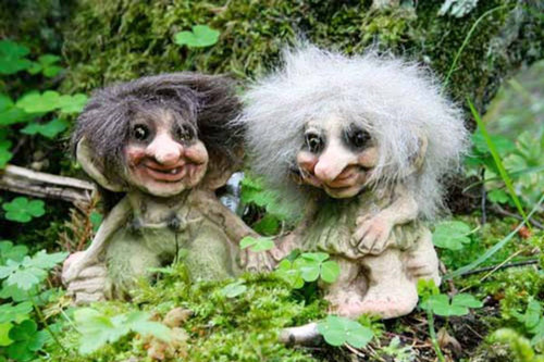 Troll Boy & Girl on Tree Trunk #175