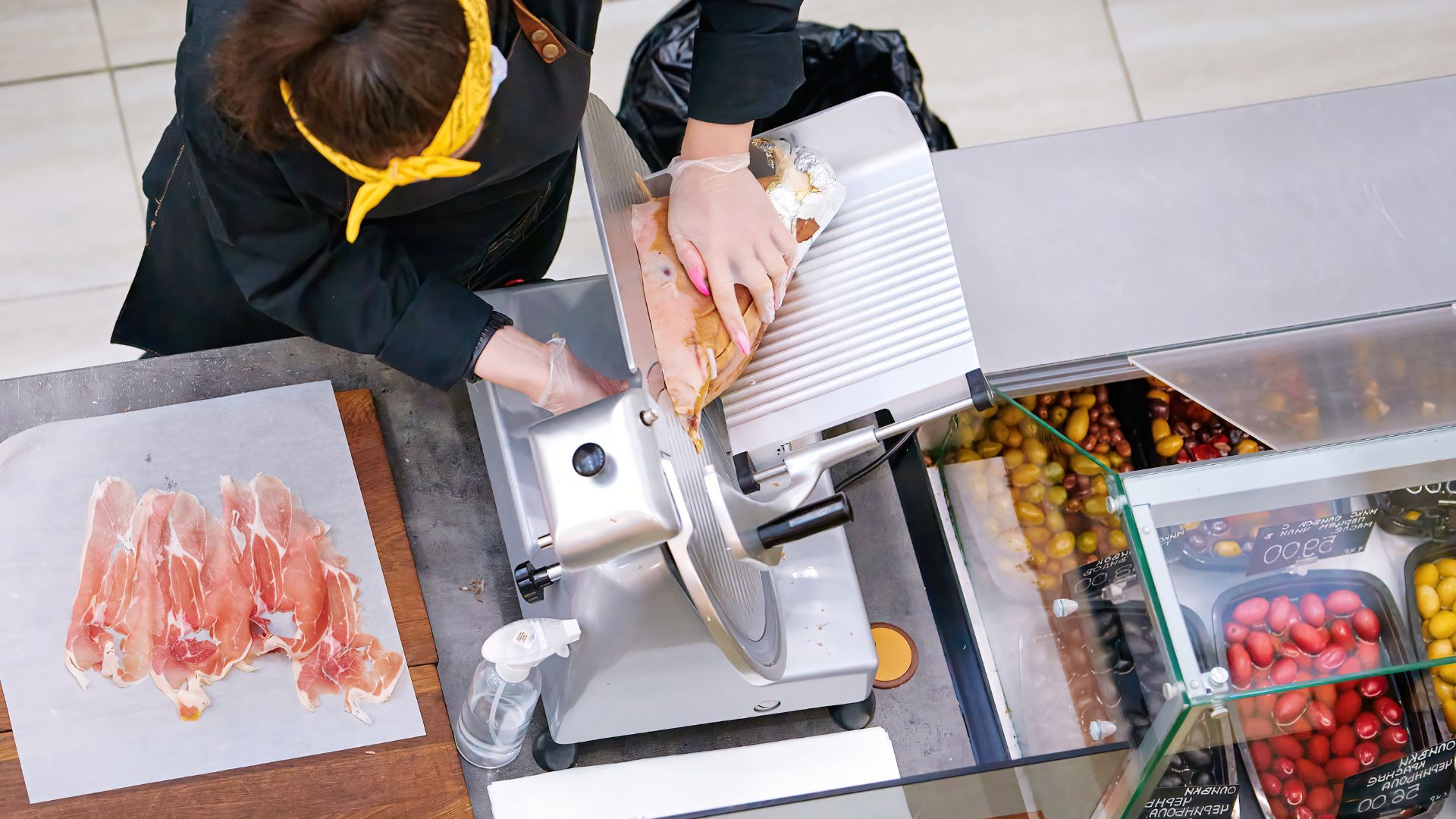 Tips for Finding the Right Meat Slicer for Your Deli Shop Pro
