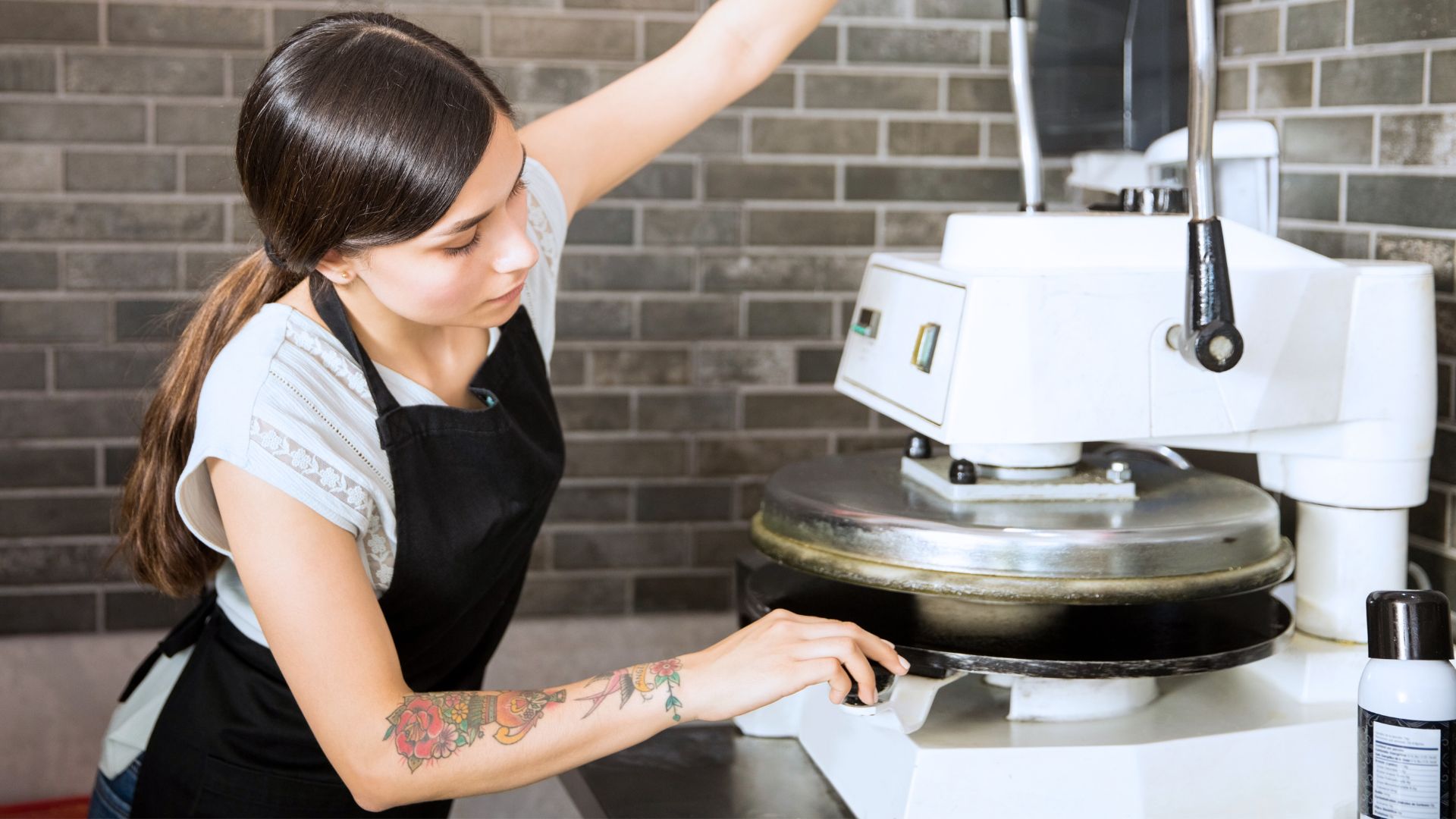 Why Is Using a Pizza Press Better Than Hand Tossing? Pro Restaurant Equipment