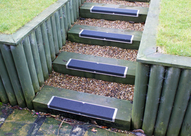SafetyMark Glow L-Shaped Bolt Down Anti-Slip Plates