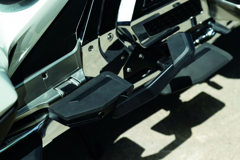 Kuryakyn #6761 - Omni Transformer Passenger Flooboards Black