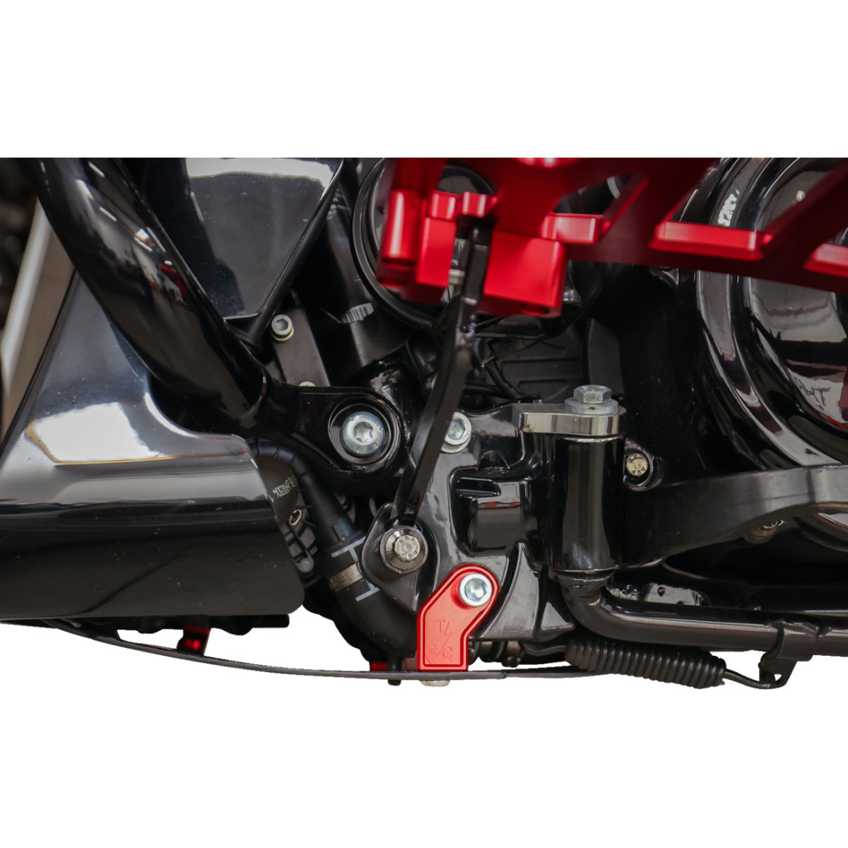 Thrashin Supply CO. #TSC-3034-2 - Skid Plate - Carbon Fiber/Gloss - With Red Brackets - FLHX/FLTRX
