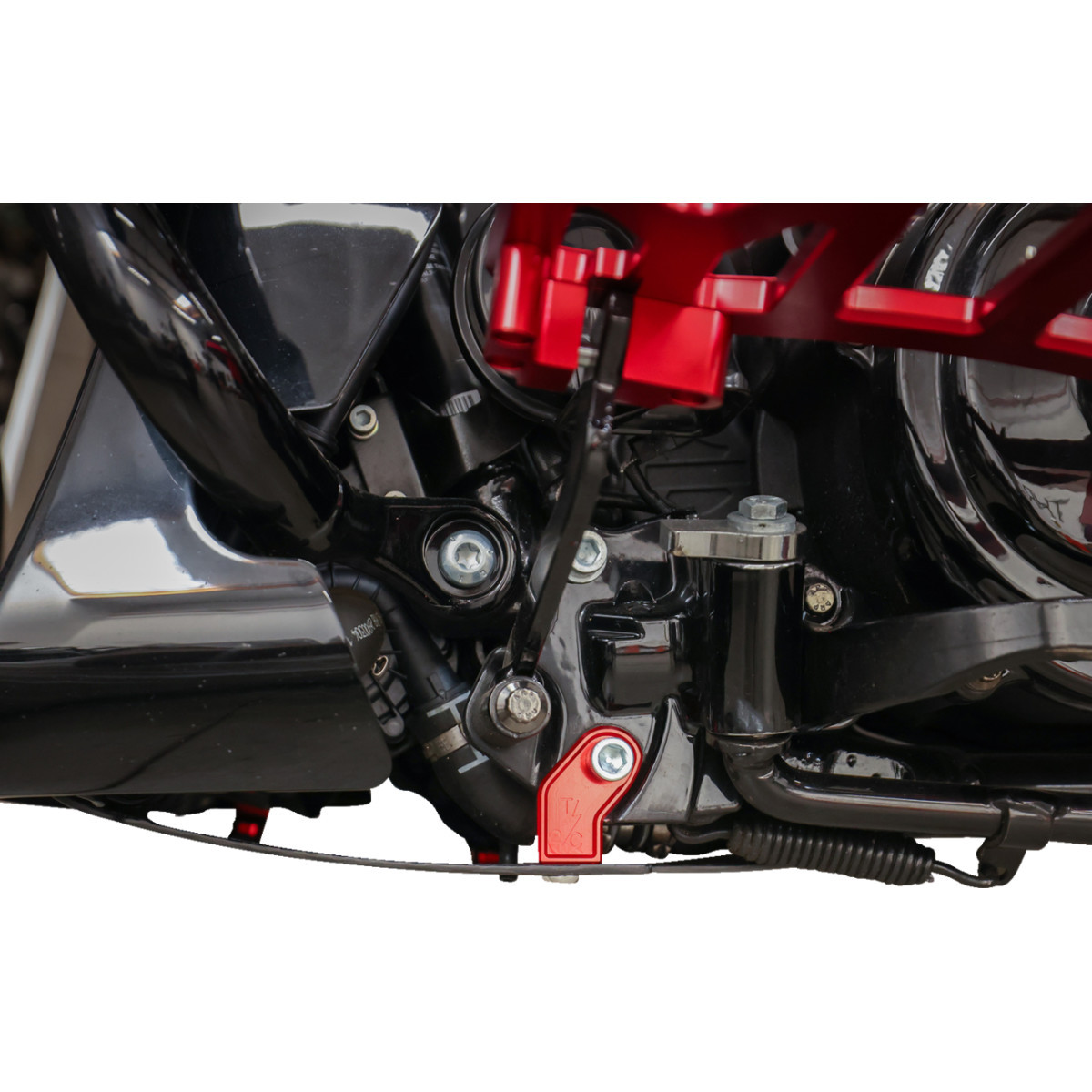 Thrashin Supply CO. #TSC-3035-2 - Skid Plate - Carbon Fiber/Forged - With Red Brackets - FLHX/FLTRX