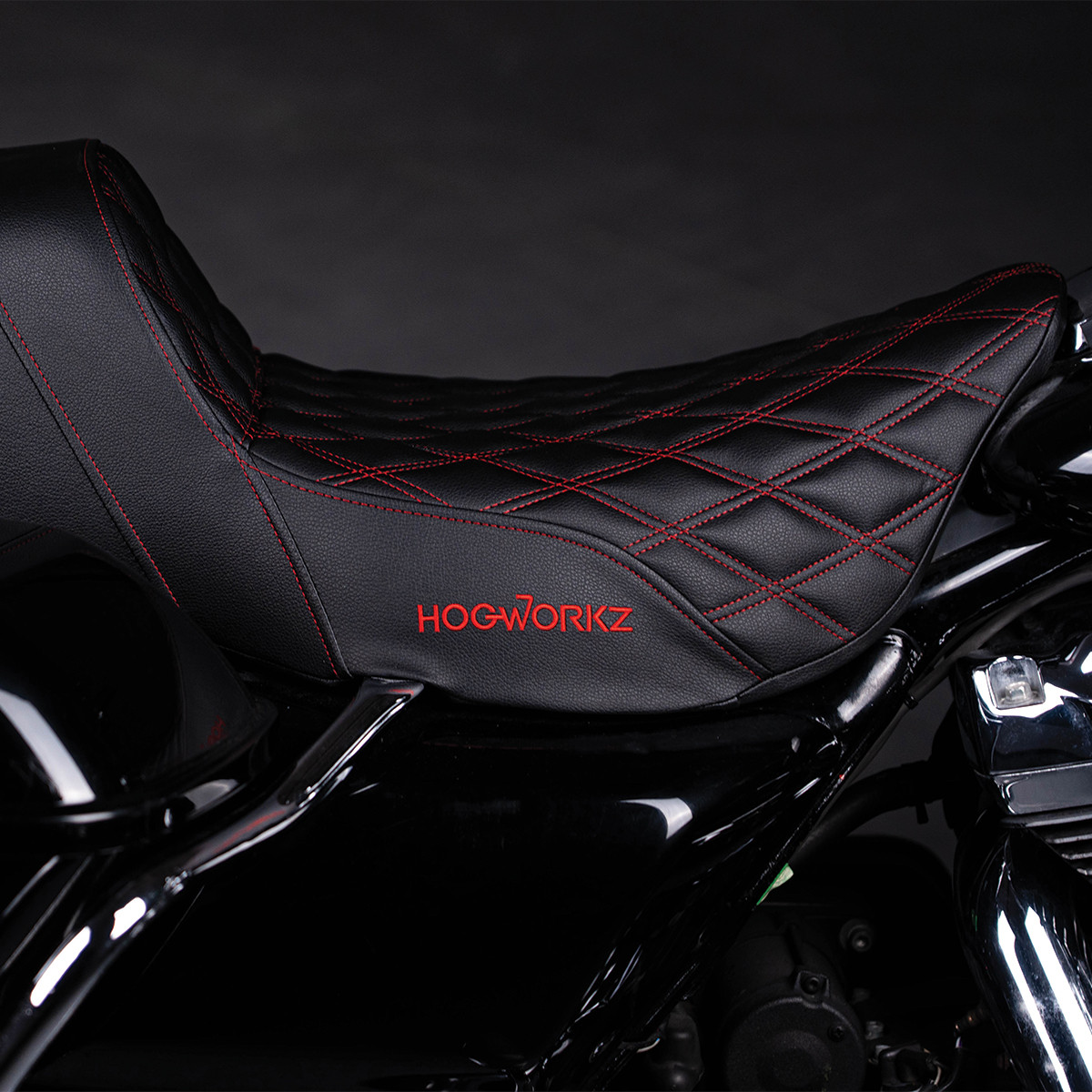 Hogworks Rise Up Seat for Harley® Touring '08-'25 (diamond / Red Stitch)