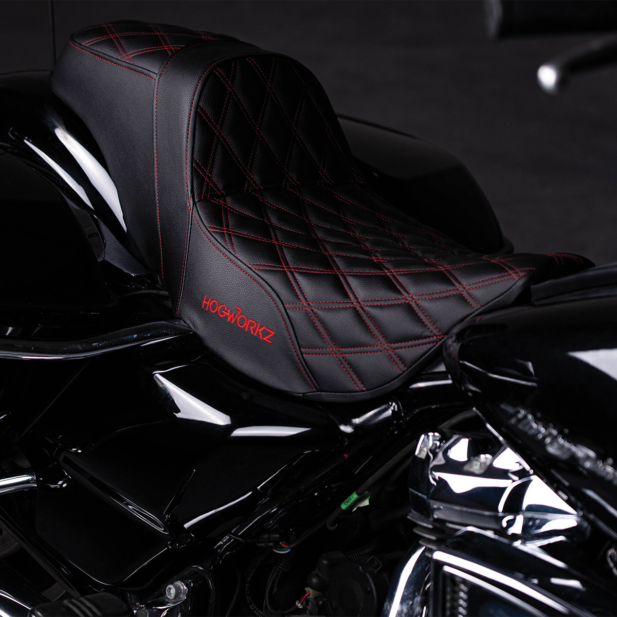 Hogworks Rise Up Seat for Harley® Touring '08-'25 (diamond / Red Stitch)