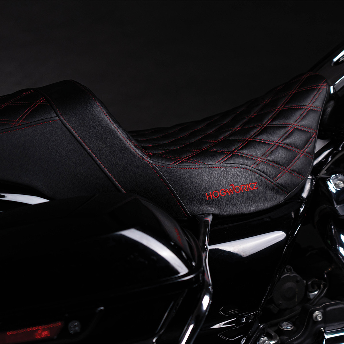 Hogworks Rise Up Seat for Harley® Touring '08-'25 (diamond / Red Stitch)