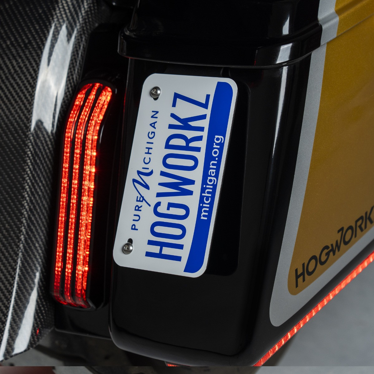 Hogworks Hogworkz® Vertical Saddlebag License Plate Mount | Black