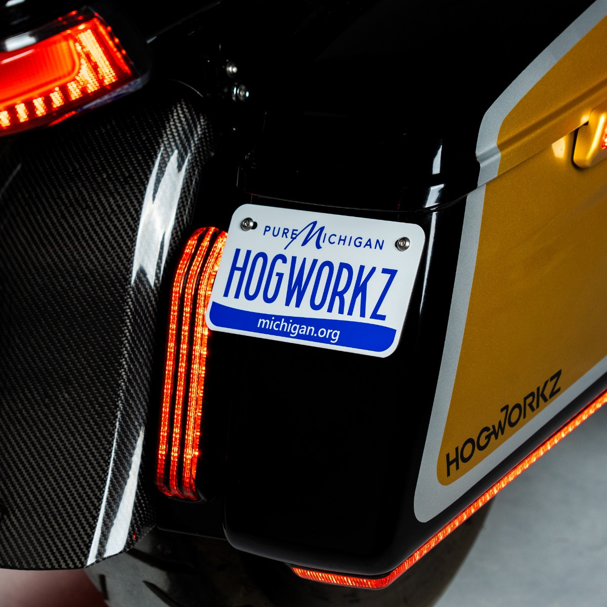 Hogworks Hogworkz® Horizontal Saddlebag License Plate Mount | Black