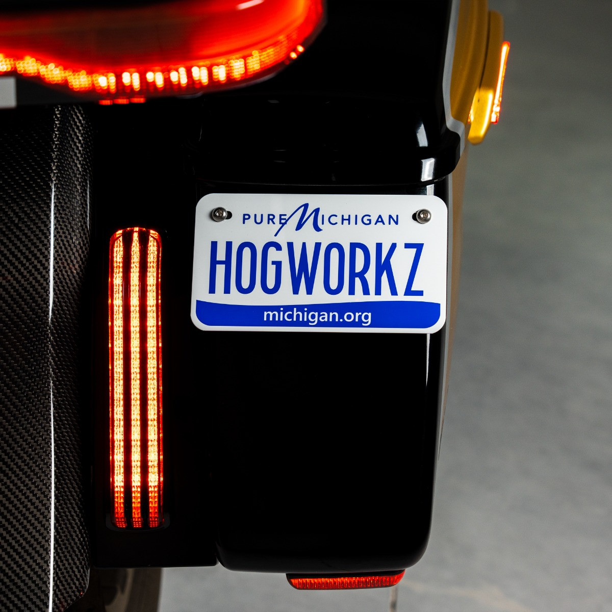 Hogworks Hogworkz® Horizontal Saddlebag License Plate Mount | Black