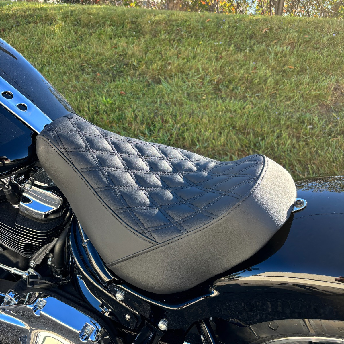Hogworks Solo Seat for Wide Bobber Rear Fender | Harley® Fat Boy / Breakout '18-'25 (diamond / Black)