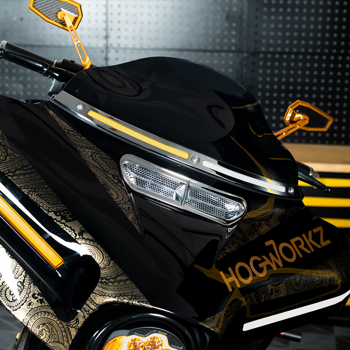 Hogworks Hogworkz® Lumipro Led Windshield Trim for Harley® Touring '14-'25 | Chrome