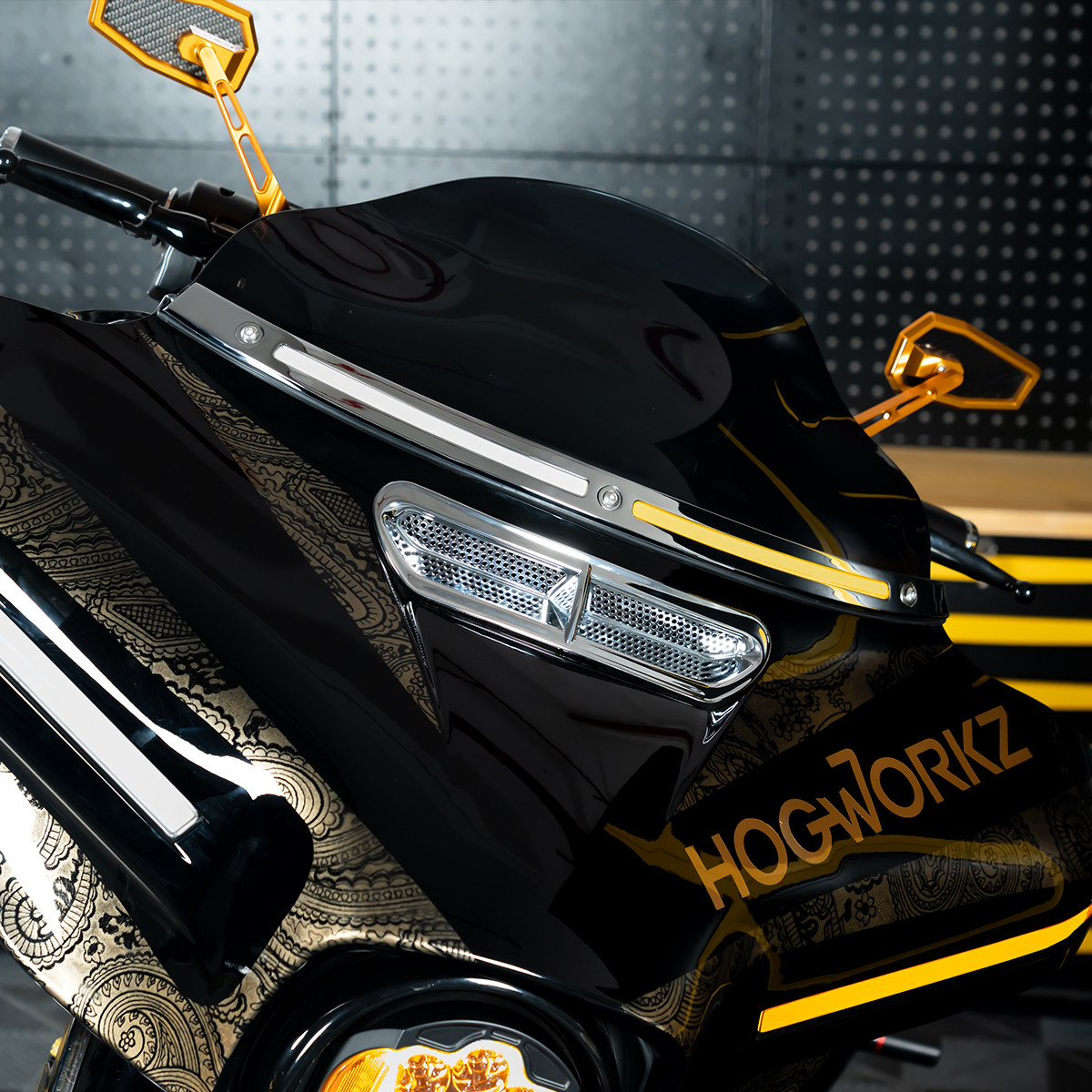 Hogworks Hogworkz® Lumipro Led Windshield Trim for Harley® Touring '14-'25 | Chrome
