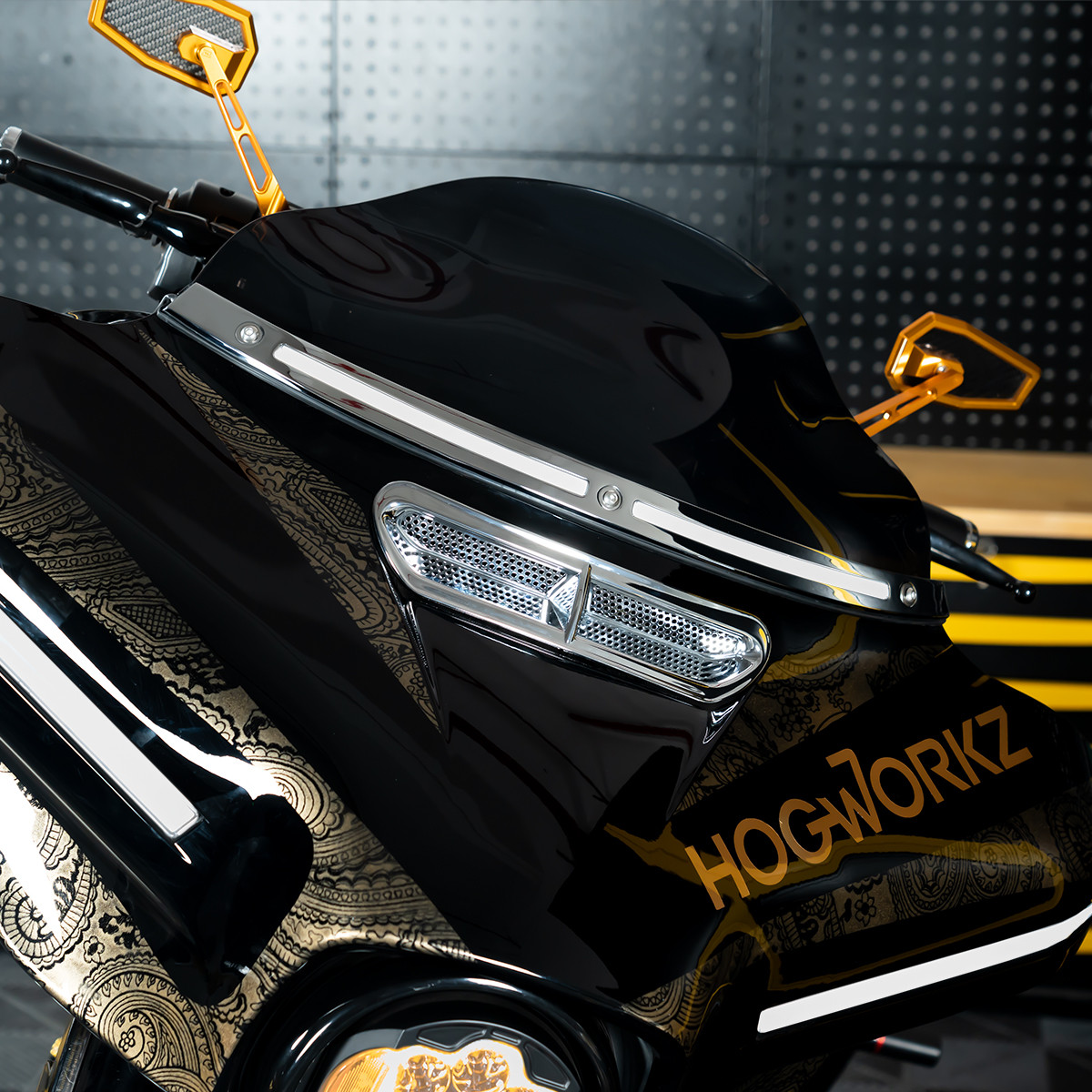 Hogworks Hogworkz® Lumipro Led Windshield Trim for Harley® Touring '14-'25 | Chrome