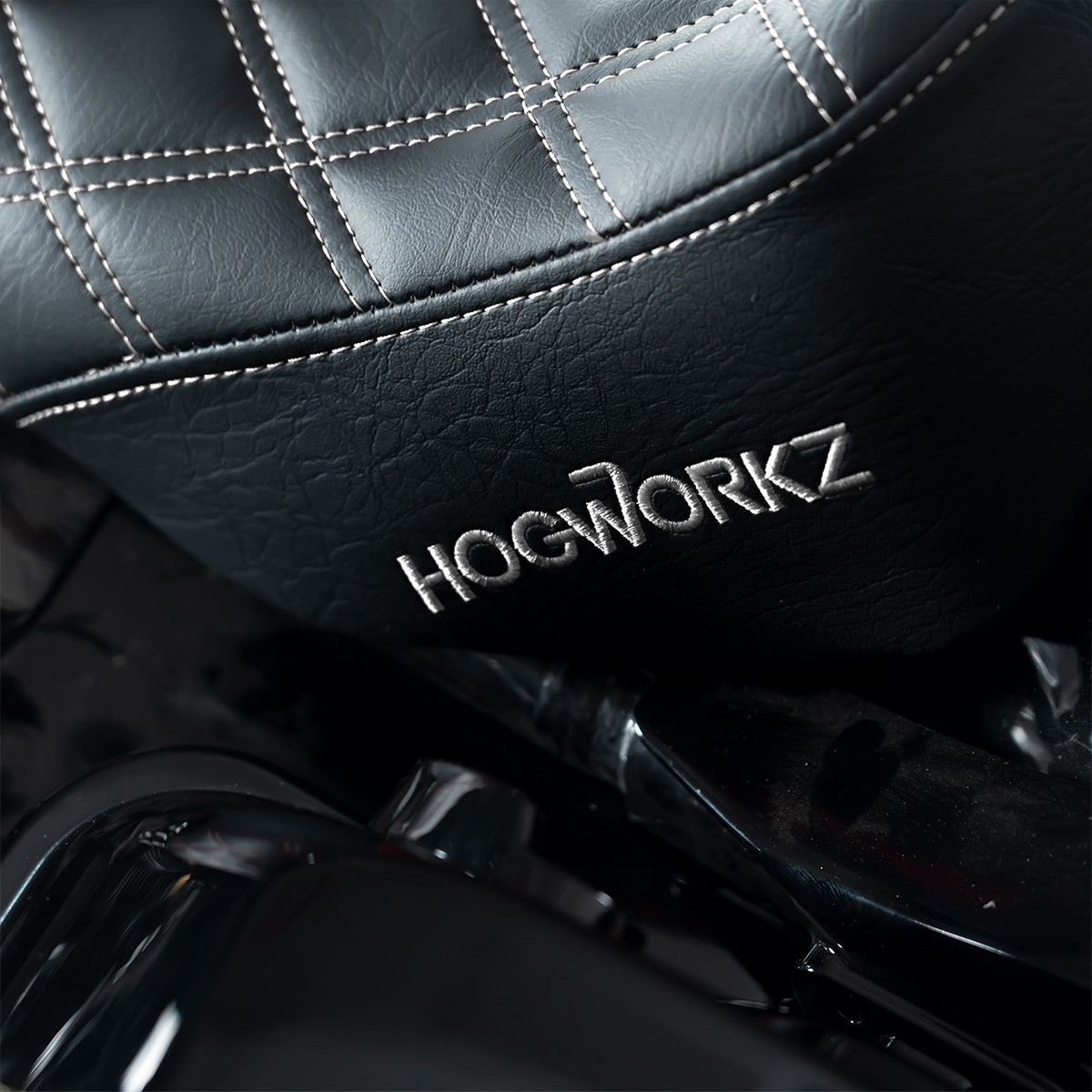Hogworks Alpha Solo Seat for Harley® Touring '08-'25 (diamond / Silver Stitch)